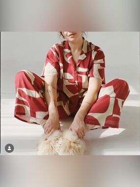 “Wray” Button-Down Short Sleeve Gregory Top in Red & Cream Deco Sky